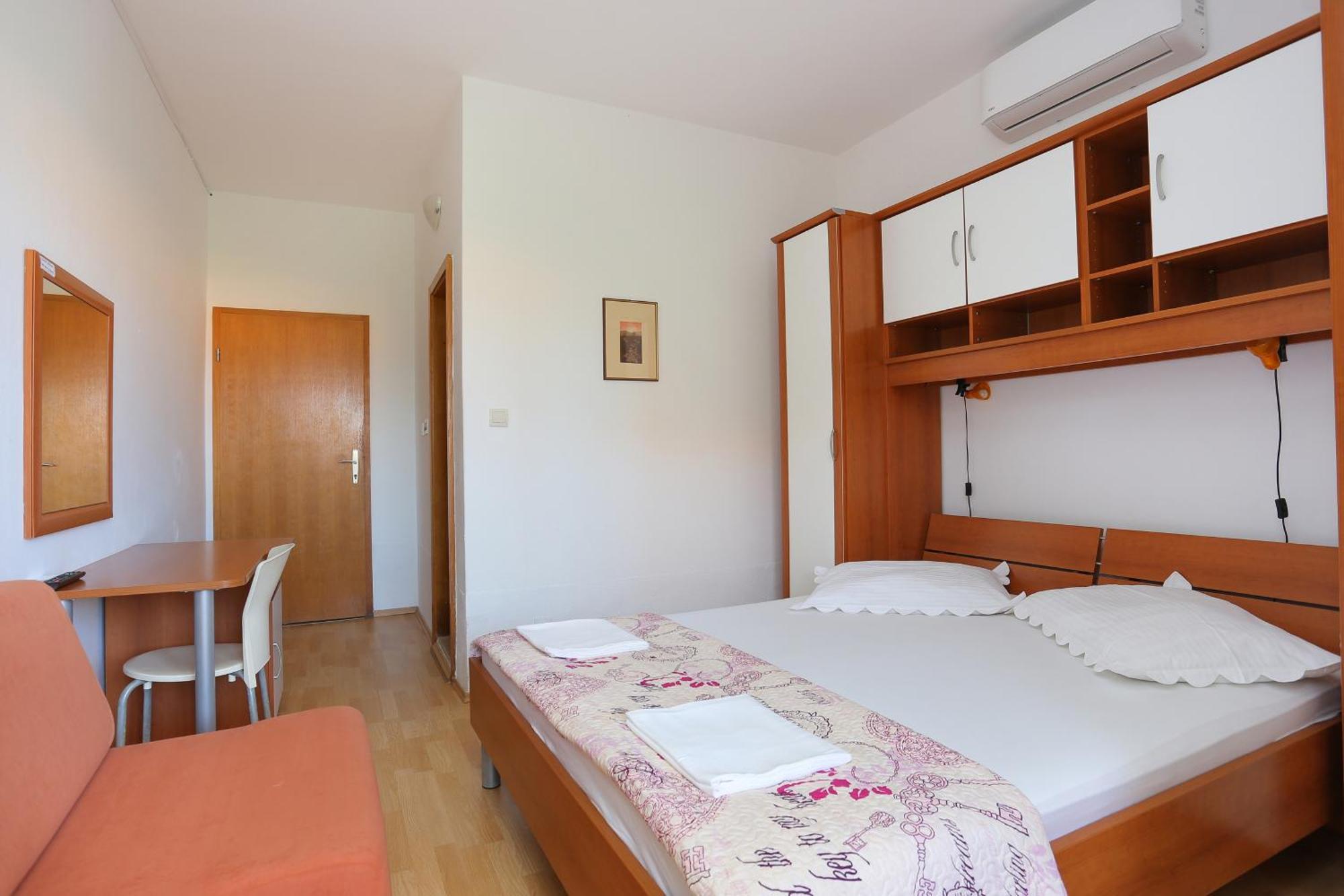 Apartment By The Sea Zivogosce - Blato, Makarska - 1057 *